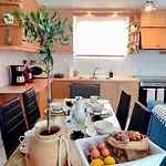 Nestor Apartment-near Historical Centre كالاماتا
